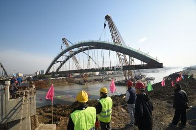 吕城大桥完成右幅桥梁整体吊装