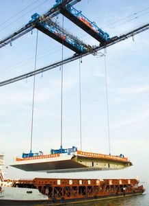 泰州大桥钢箱梁吊装正式启动 全面进入钢桥面施工阶段